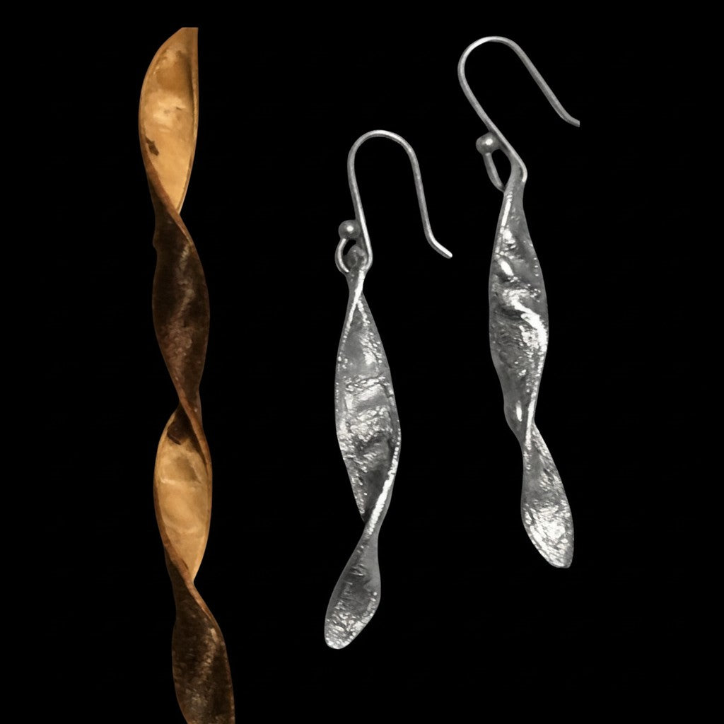 Orecchini pendenti MandalaT Ginestra in argento con design ritorto ispirato a forme organiche vegetali