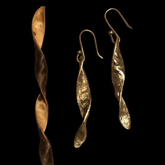 Orecchini MandalaT Ginestra basculanti in bronzo con forma a baccello ritorto ispirata alla natura