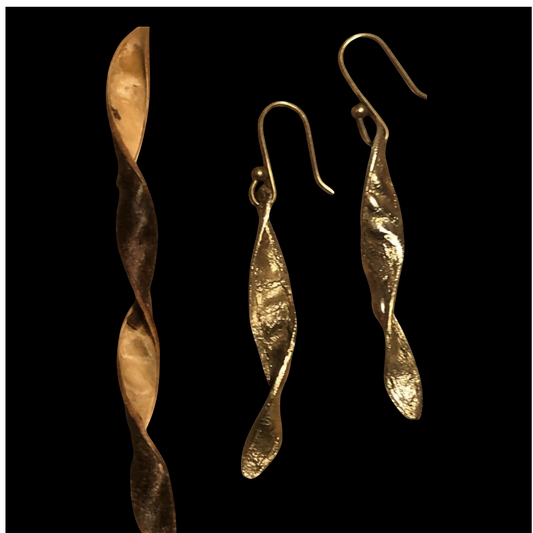 Orecchini MandalaT Ginestra basculanti in bronzo con forma a baccello ritorto ispirata alla natura