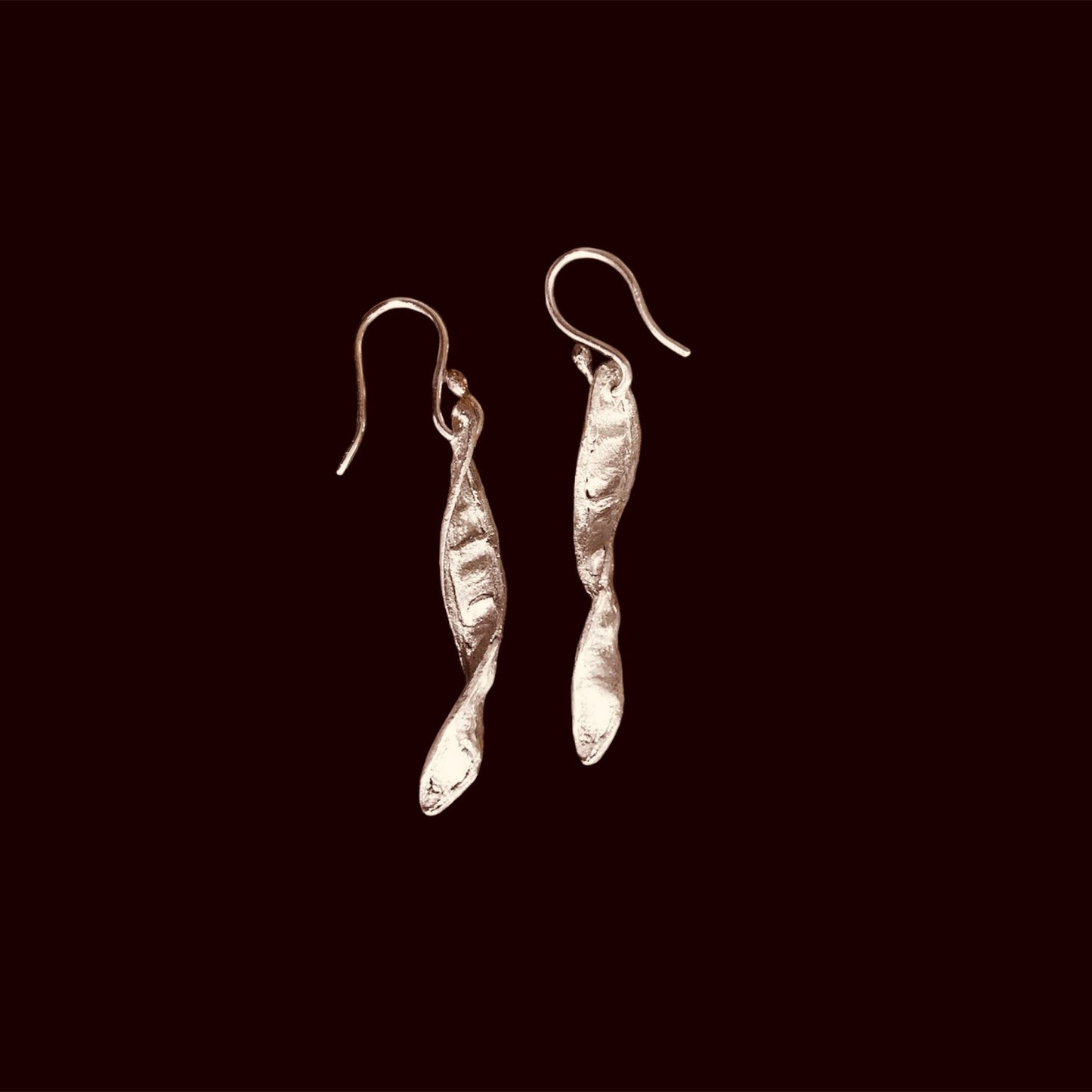 Orecchini basculanti MandalaT in bronzo color oro con design organico ispirato ai baccelli di ginestra