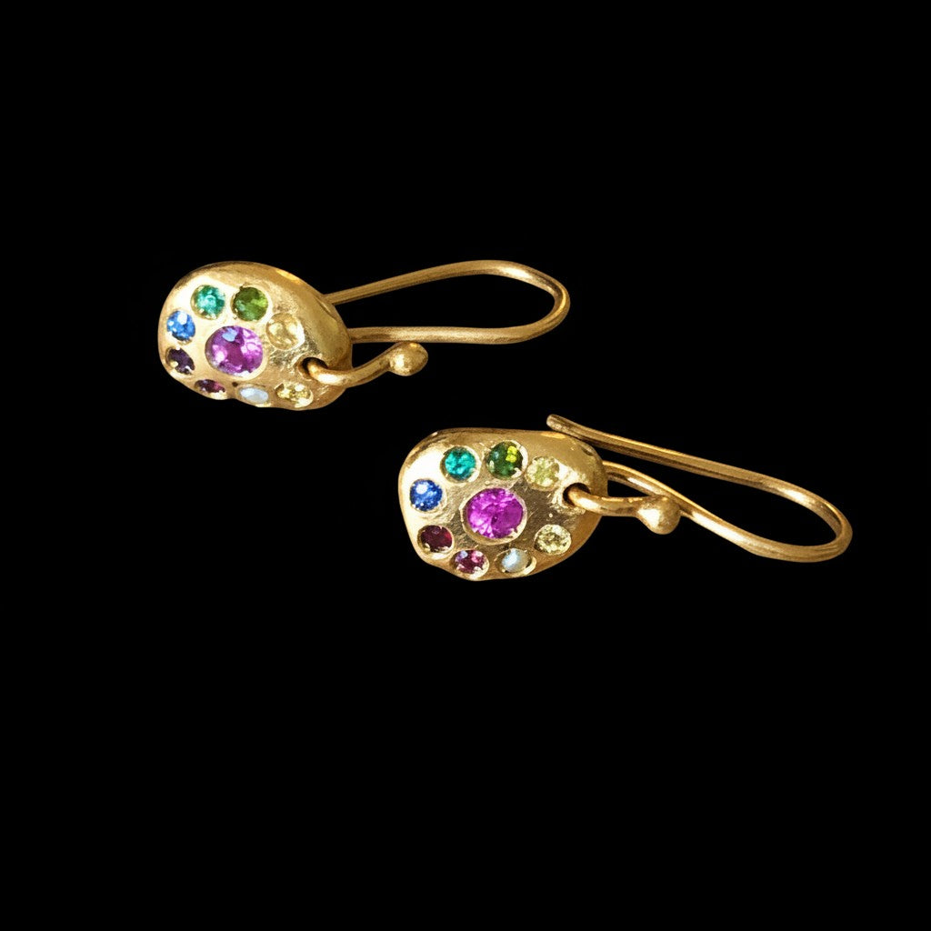 Orecchini MandalaT Navaratna in oro 9 ct con nove pietre preziose colorate, design portafortuna, altezza 2 cm.
