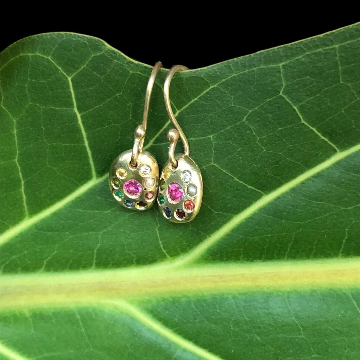 Orecchini MandalaT Navaratna in oro 9ct con nove pietre preziose colorate su una foglia verde