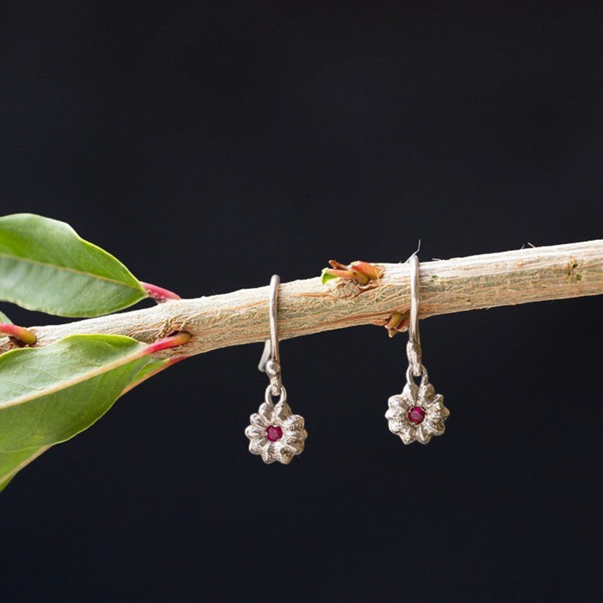 Orecchini a amo MandalaT in argento con forma di frutto Phytolacca e piccola pietra preziosa rossa incastonata.
