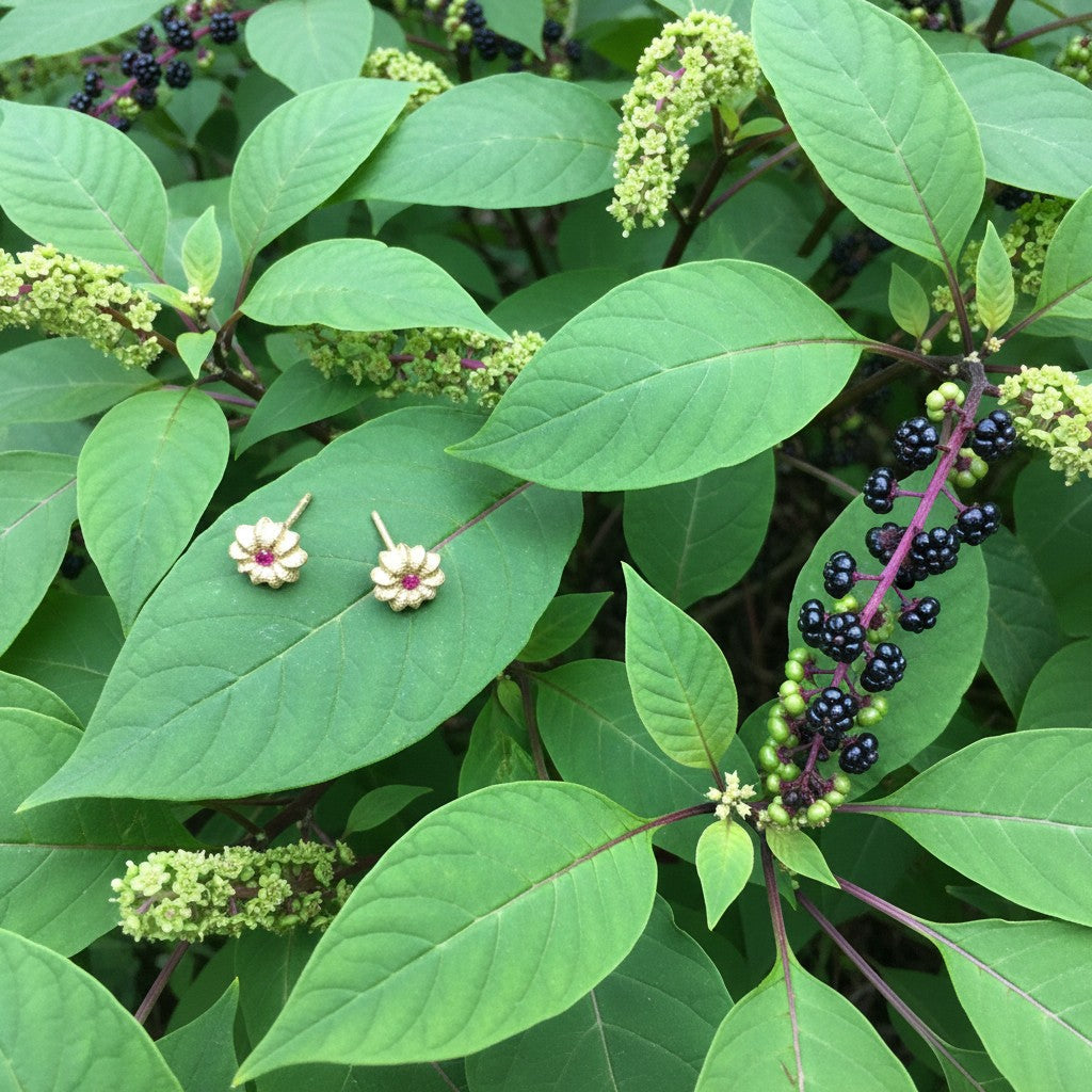 Orecchini a lobo MandalaT Phytolacca a forma di fiore in oro con pietra centrale rossa su foglie verdi