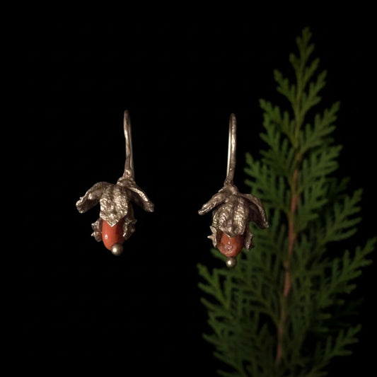 Orecchini MandalaT a forma di pigna in bronzo con corallo rosso, design artigianale dallo stile antico