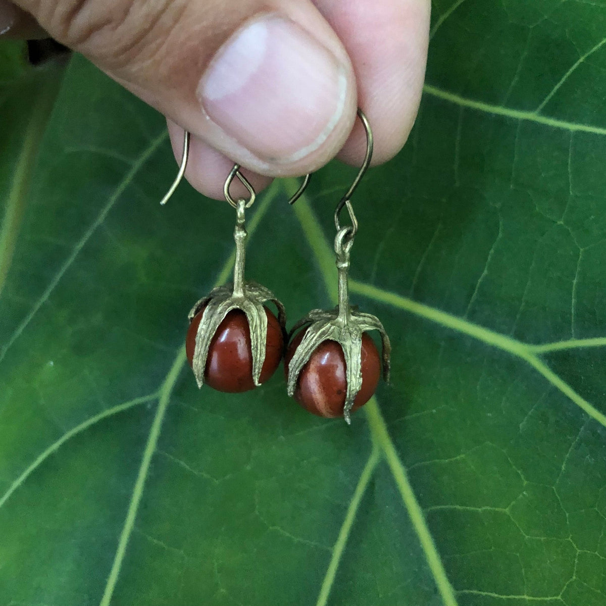 Orecchini MandalaT a forma di pomodorini con stelo in bronzo fuso e perla di diaspro rosso su foglia verde