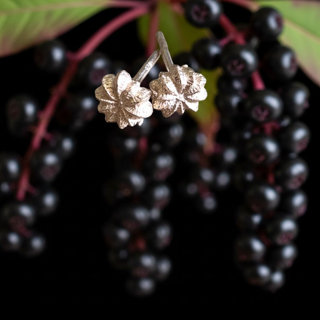 Orecchini a lobo MandalaT Phytolacca in argento a forma di fiorellino, ispirati alla natura.