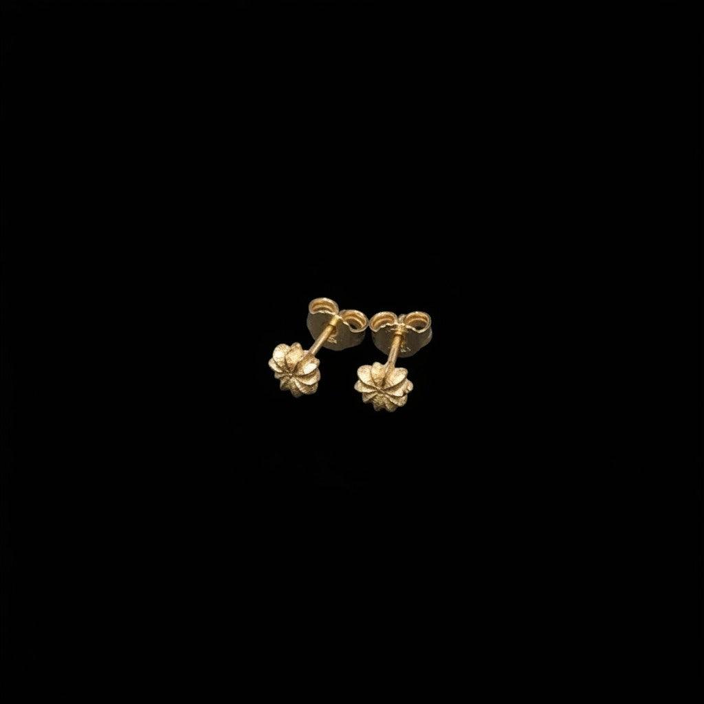 Orecchini a lobo MandalaT Phytolacca a forma di fiorellino in oro su sfondo nero