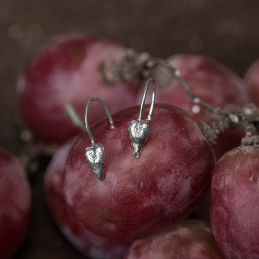 Orecchini MandalaT a forma di vinacciolo d'uva in argento, piccoli e delicati con forma a cuore