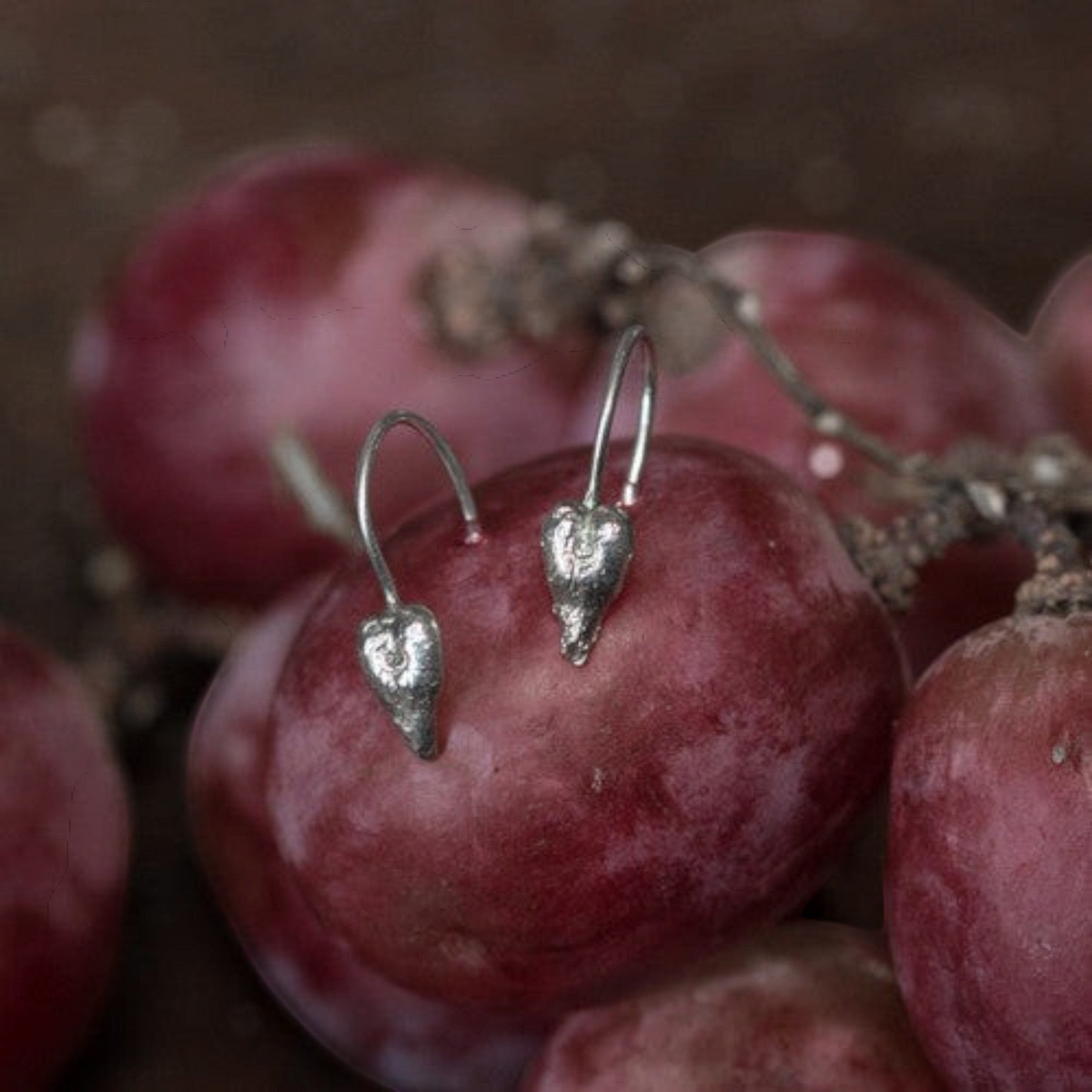 Orecchini MandalaT a forma di vinacciolo d'uva in argento, piccoli e delicati con forma a cuore