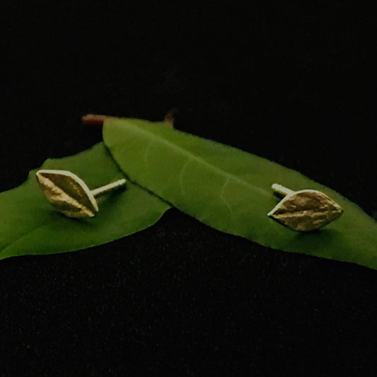 Orecchino singolo stud mini a forma di foglia di alloro MandalaT in oro su foglie verdi