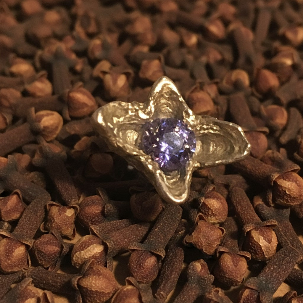 Orecchino singolo MandalaT a forma di chiodo di garofano in argento con pietra preziosa viola centrale