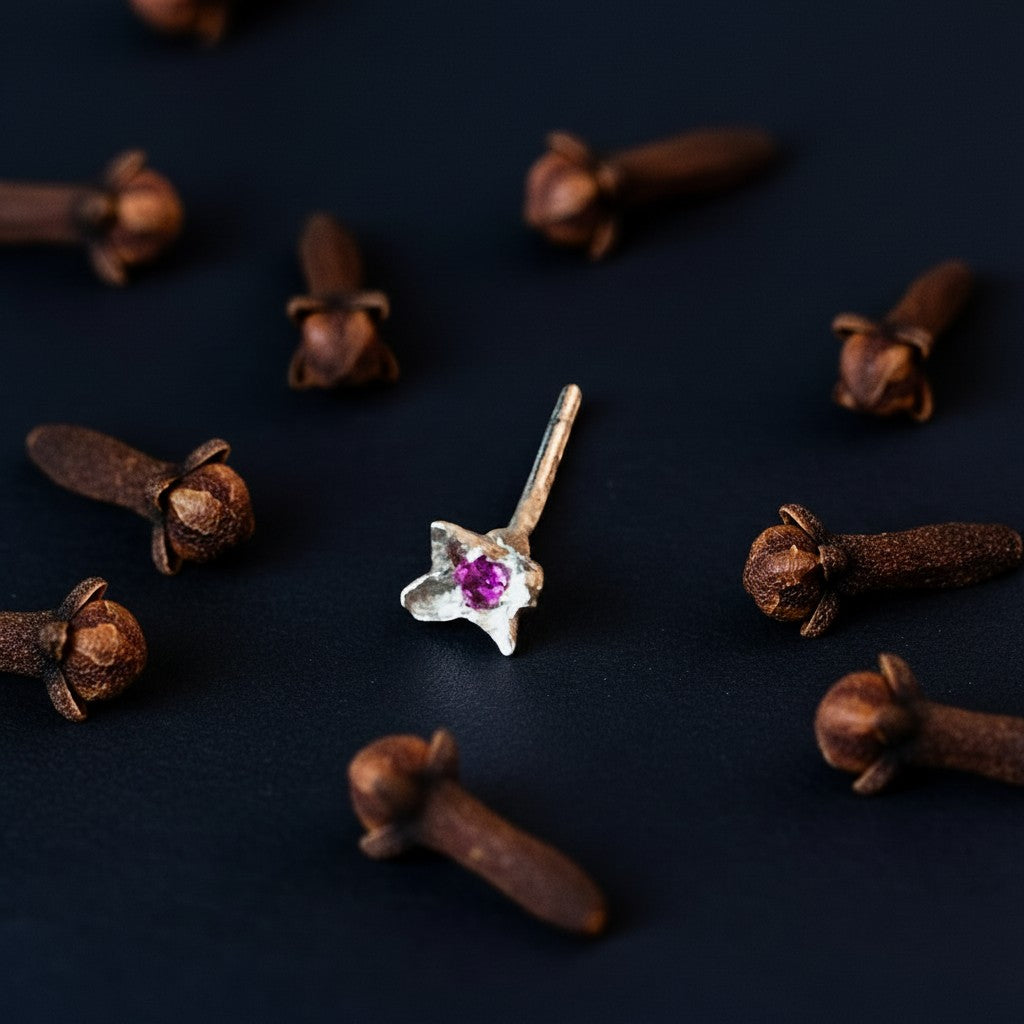 Orecchino singolo a lobo MandalaT a forma di chiodo di garofano in argento con piccola pietra preziosa fucsia