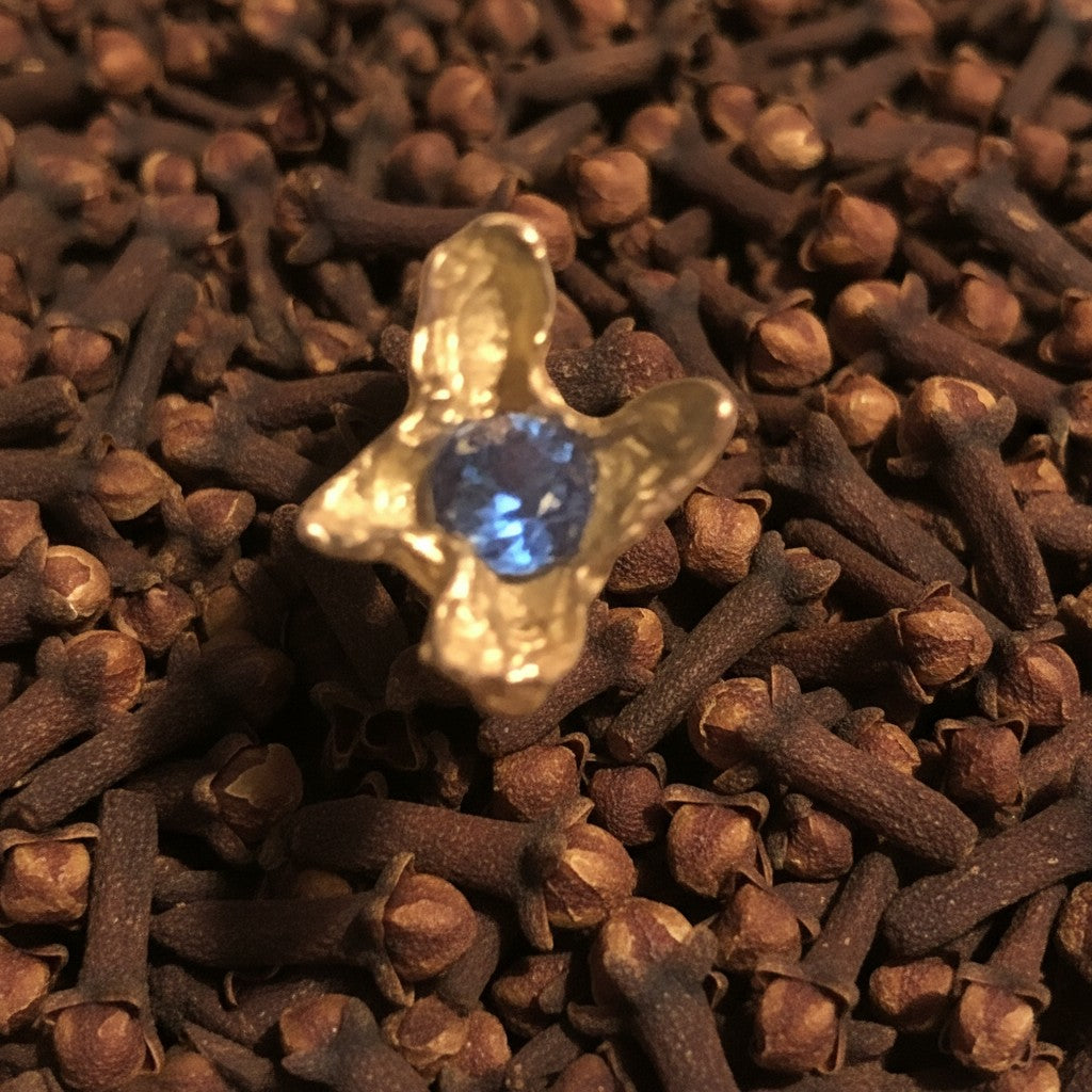 Orecchino singolo a lobo MandalaT a forma di chiodo di garofano in metallo dorato con pietra blu centrale
