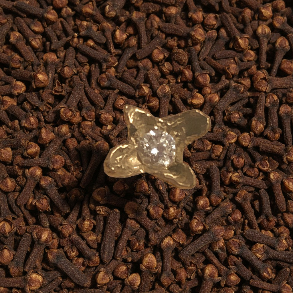 Orecchino singolo MandalaT a forma di chiodo di garofano in oro con diamante su letto di spezie