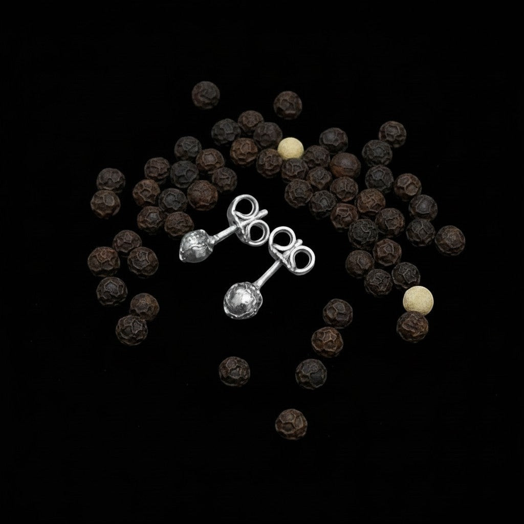 Orecchino a lobo MandalaT Pepe stud singolo in argento con texture irregolare ispirata a un grano di pepe