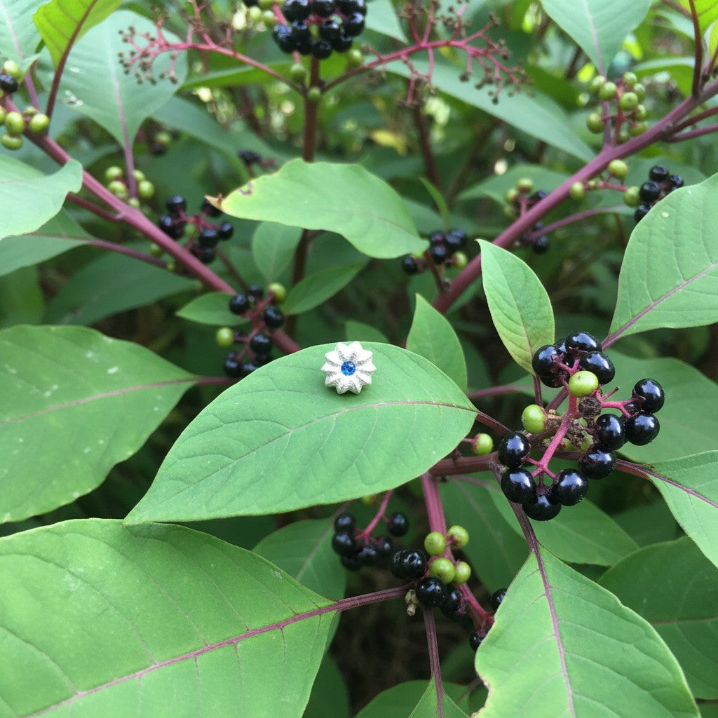 Orecchino a lobo MandalaT Phytolacca a forma di fiore in argento con pietra blu centrale su foglia verde