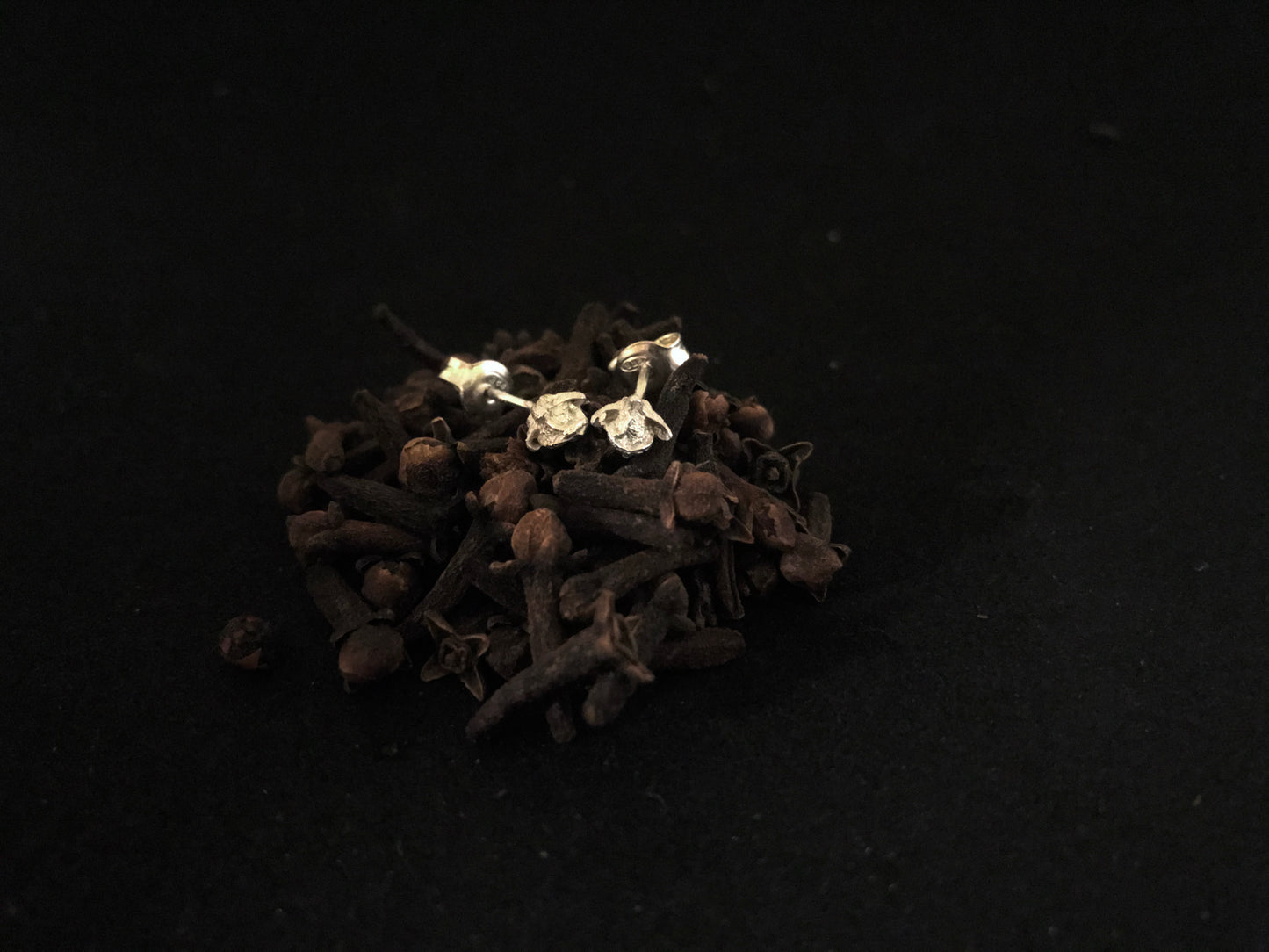 Orecchino singolo stud chiodo di garofano